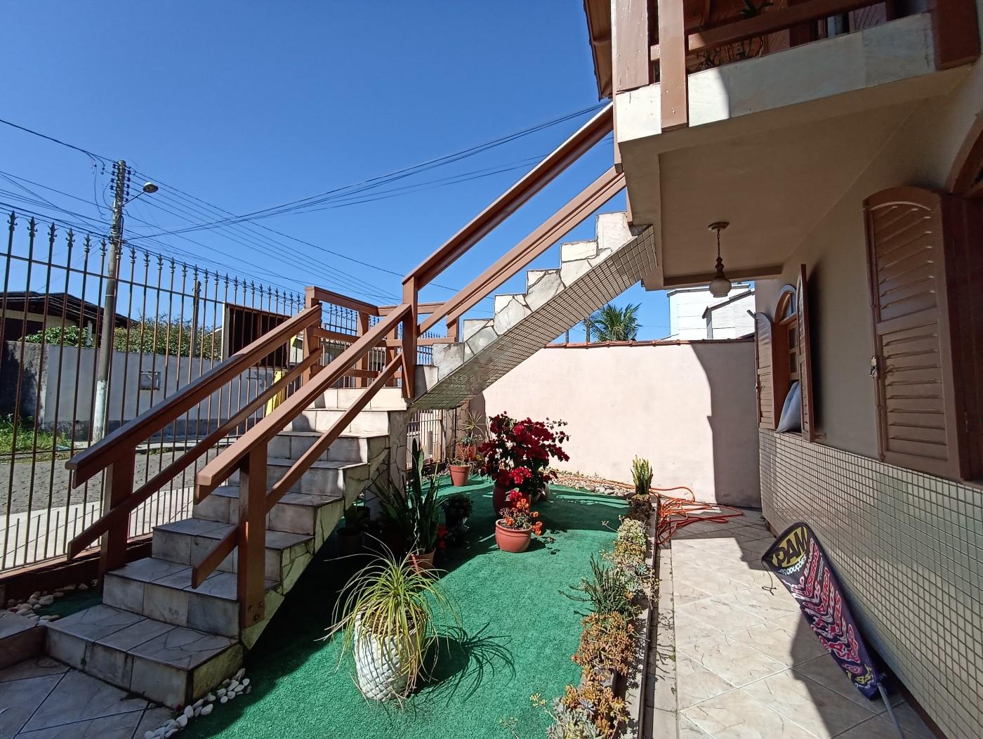 Ótima e confortável casa à venda no b. N. S. da Salete - Criciúma/SC - Manoel Rozeng